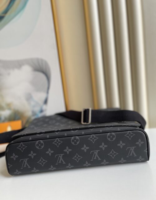 Louis Vuitton Discovery Bumbag PM Monogram Shadow Navy Blue For Men, Men's  Belt Bags 17.3in/44cm LV M45729 in 2023