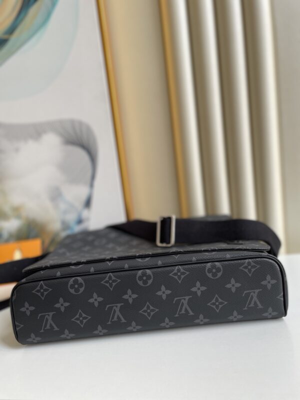 Louis Vuitton Discovery Bumbag PM Monogram Shadow Navy Blue For Men, Men's  Belt Bags 17.3in/44cm LV M45729 in 2023